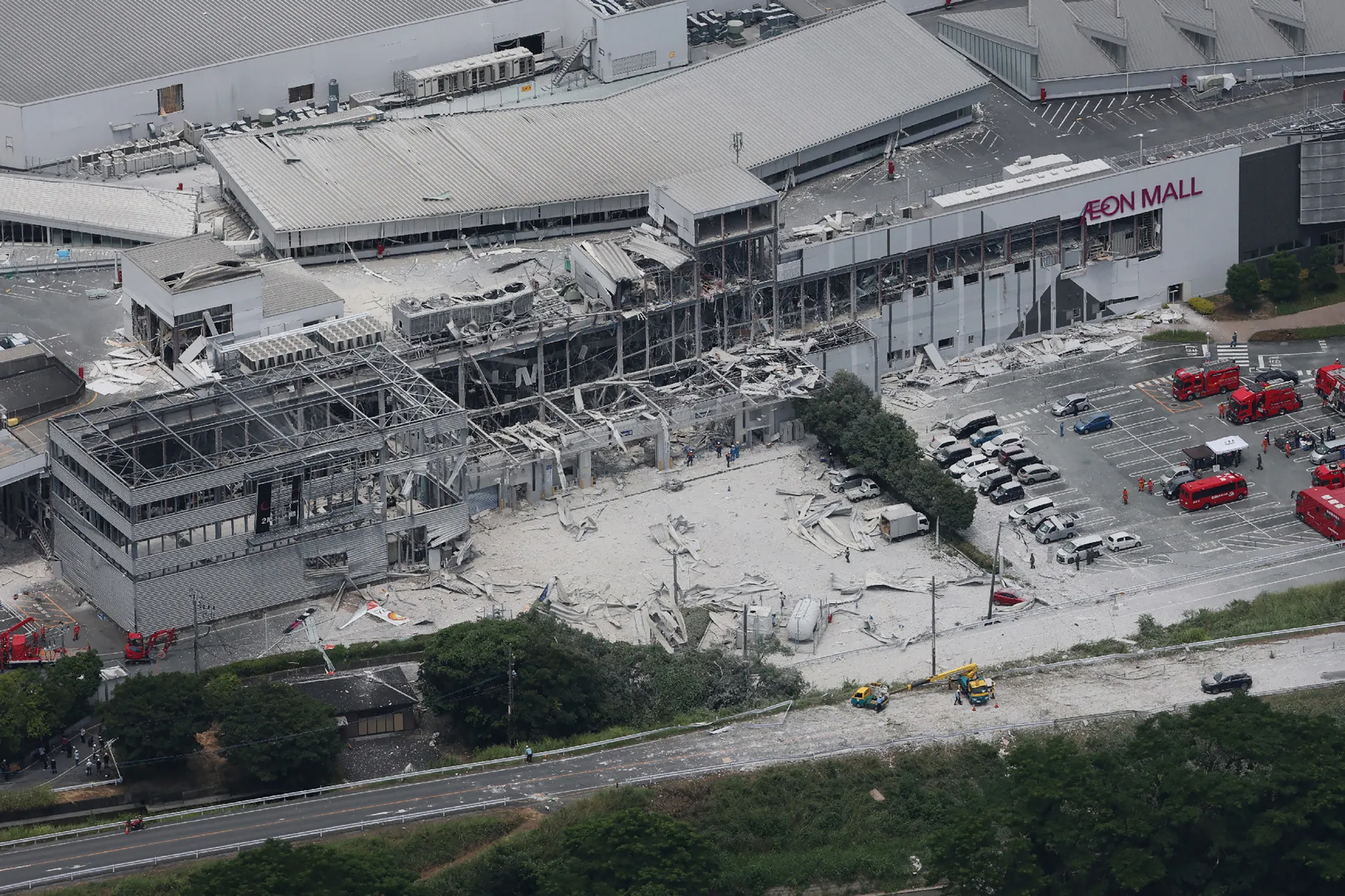 Pekerja darurat terlihat di luar Aeon Mall Kumamoto yang rusak di Kashima, Prefektur Kumamoto, Rabu (29/7/2026), setelah gempa bumi melanda Jepang barat daya pada hari sebelumnya.
