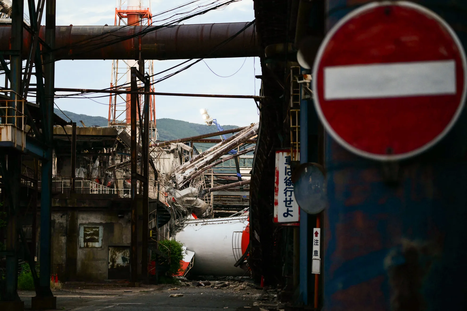 Sebuah cerobong asap yang runtuh terlihat di Pabrik Yatsushiro Nippon Paper Industries di Yatsushiro, Prefektur Kumamoto, Rabu (29/7/2026) setelah gempa bumi melanda Jepang barat daya pada hari sebelumnya.