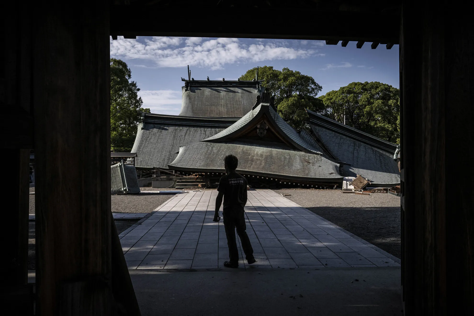 Seorang pria mengunjungi Kuil Yatsushiro yang runtuh di Yatsushiro, Kumamoto, pada Rabu (29/7/2026), setelah gempa bumi melanda Jepang barat daya sehari sebelumnya.